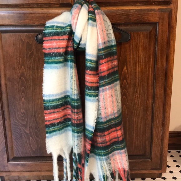 American Eagle Outfitters Accessories - Cozy Christmas scarf ⛄️